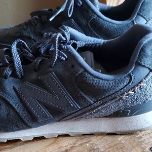 Women's tennis shoes